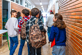 Afrontar los nuevos comienzos Adolescentes y el cambio de colegio